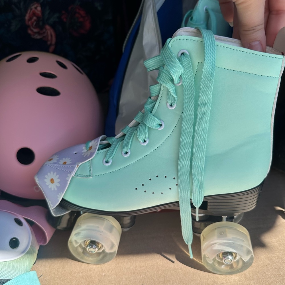 Light Up Mint Roller Skates- Bundle - image 1